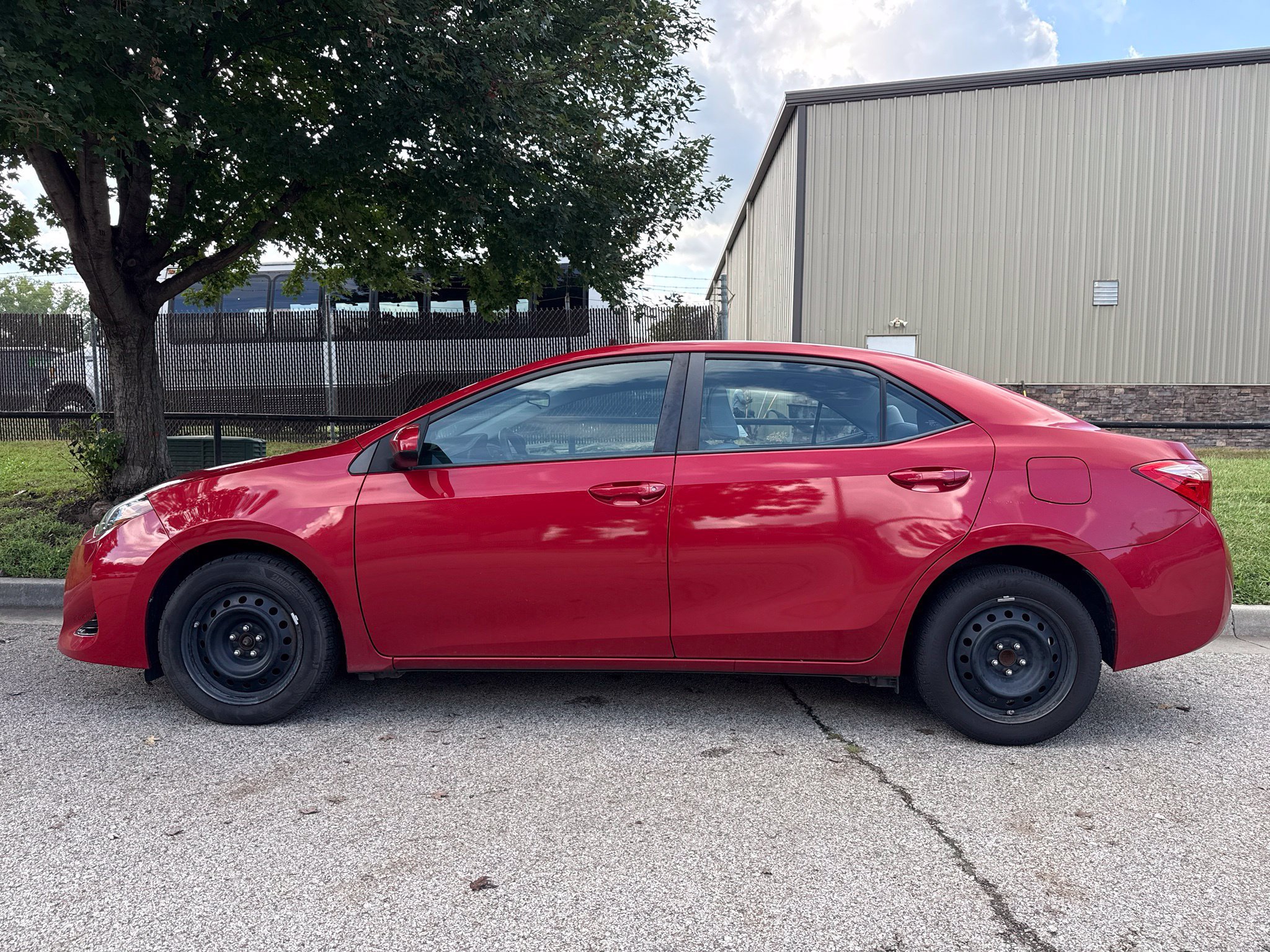 Used 2018 Toyota Corolla LE FWD image 9