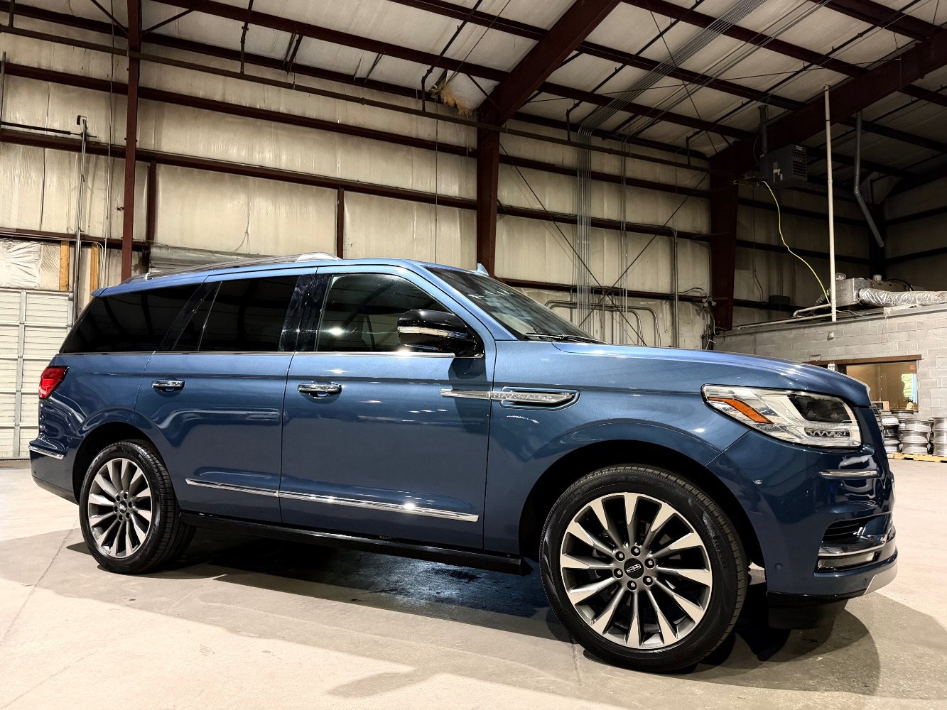 Used 2019 Lincoln Navigator Select w/ Technology Package RWD image 3