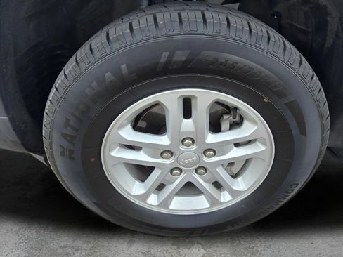 Used 2024 Jeep Grand Cherokee Laredo AWD/4WD image 9