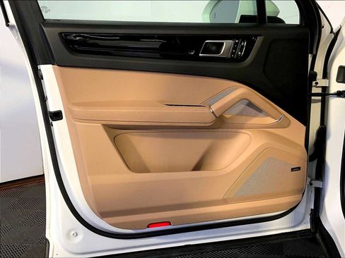 Certified 2023 Porsche Cayenne Platinum Edition AWD/4WD image 25