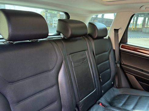 Used 2012 Volkswagen Touareg Sport image 12