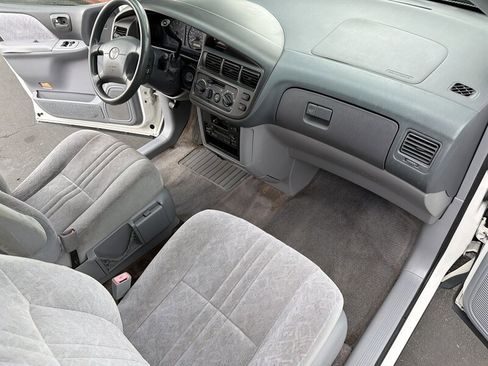 Used 1998 Toyota Sienna LE image 44