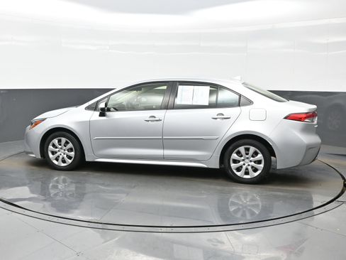 Used 2021 Toyota Corolla LE image 3