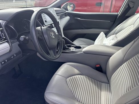 Used 2022 Toyota Camry SE image 9