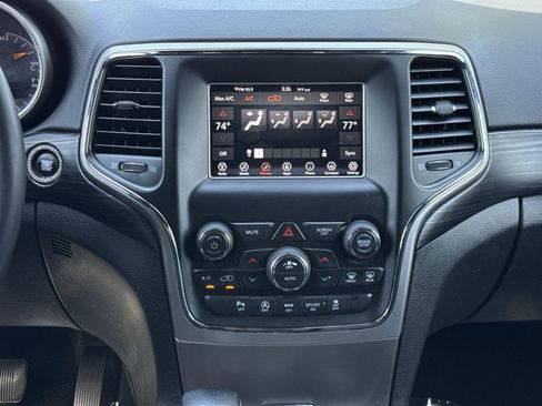Used 2019 Jeep Grand Cherokee Laredo AWD/4WD image 21