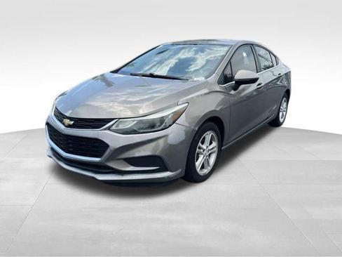 Used 2018 Chevrolet Cruze LT w/ Sun And Sound Package FWD image 3