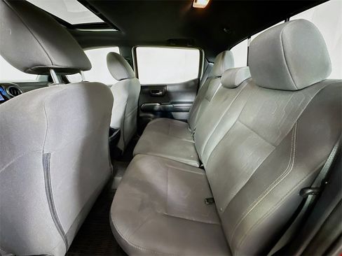 Used 2017 Toyota Tacoma TRD Sport image 4