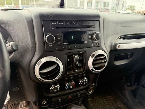 Used 2016 Jeep Wrangler Unlimited Sahara w/ Connectivity Group image 17