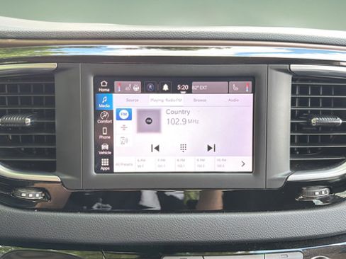 Used 2022 Chrysler Voyager LX FWD image 24