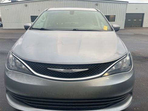 Used 2017 Chrysler Pacifica Touring image 9