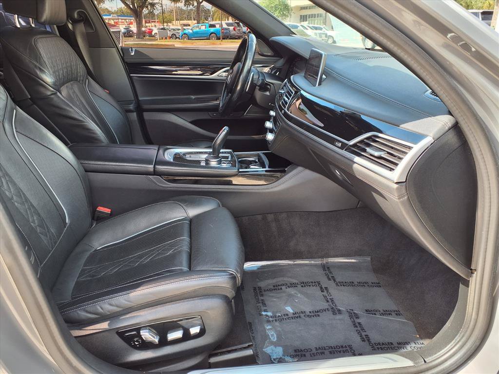 Used 2022 BMW 740i w/ M Sport Package RWD image 9