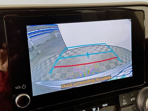 Used 2023 Toyota Highlander XLE FWD image 14