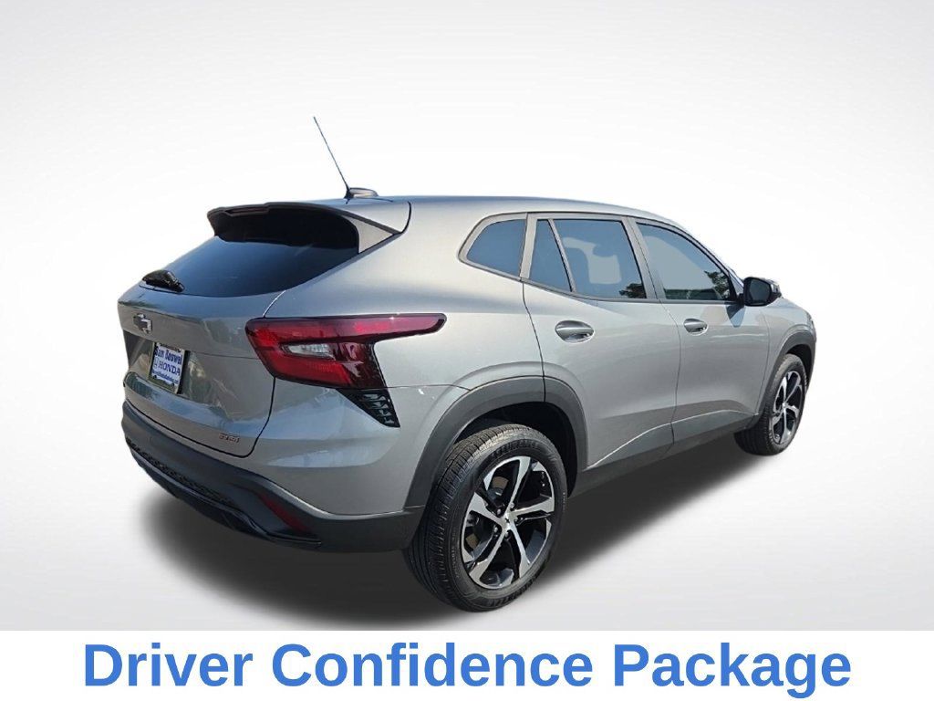 Used 2025 Chevrolet Trax RS w/ Sunroof Package FWD image 4