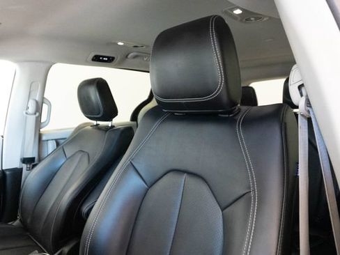 Used 2024 Chrysler Pacifica Touring-L FWD image 16