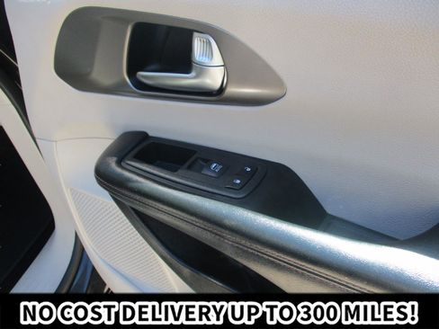 Used 2020 Chrysler Pacifica Touring-L FWD image 15
