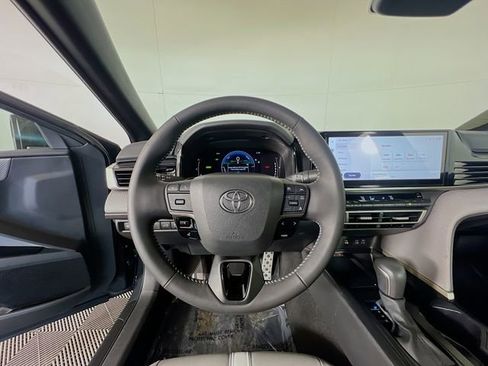Used 2025 Toyota Camry SE image 13