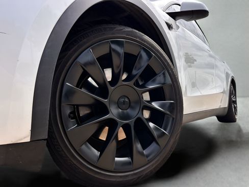 Used 2023 Tesla Model Y Long Range AWD/4WD image 24