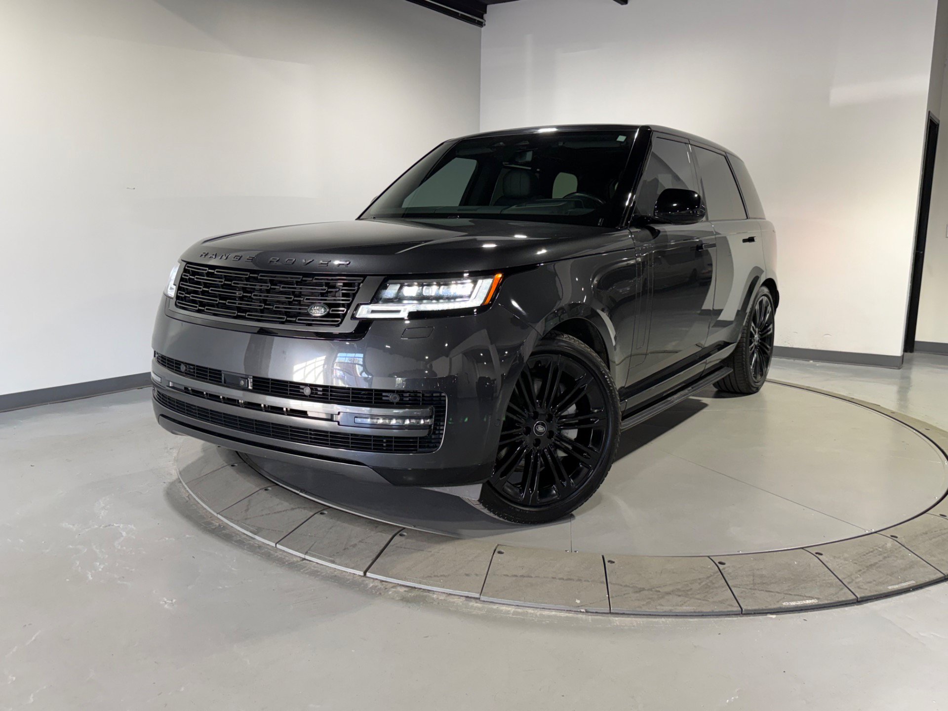 Used 2024 Land Rover Range Rover SE AWD/4WD image 3