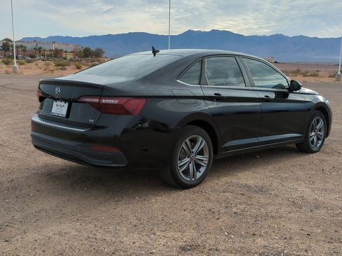 Used 2023 Volkswagen Jetta SE image 3