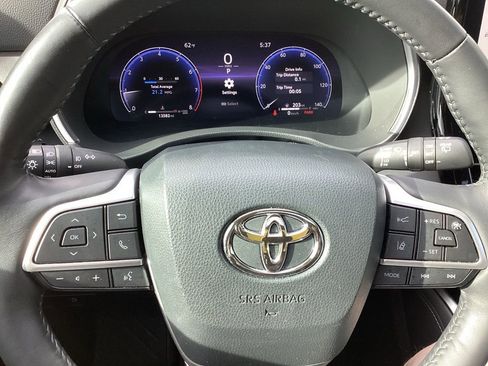 Used 2023 Toyota Highlander Limited image 19