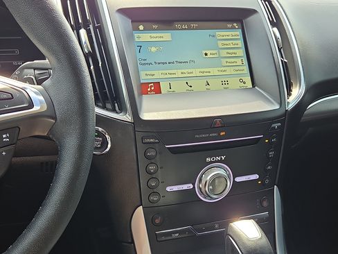 Used 2018 Ford Edge Titanium w/ Technology Package FWD image 16