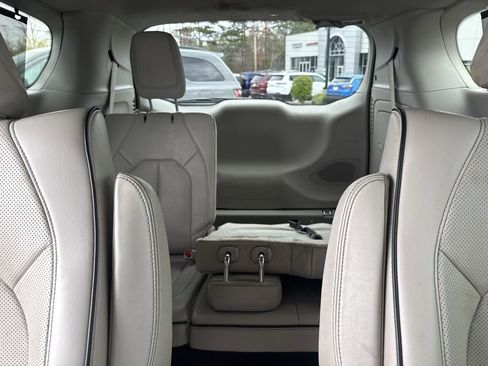 Used 2018 Chrysler Pacifica Limited image 36