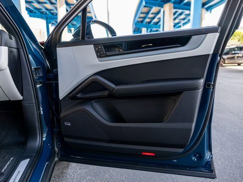 Certified 2025 Porsche Cayenne Coupe image 50