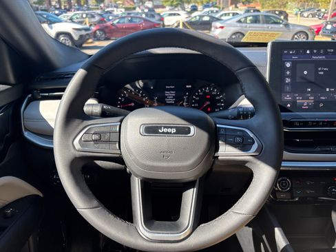 Used 2025 Jeep Compass Limited image 28