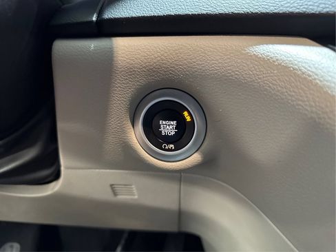 Used 2023 Chrysler Pacifica Touring-L FWD image 29
