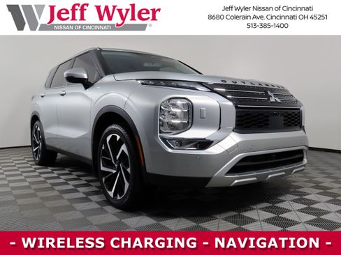 Used 2024 Mitsubishi Outlander SE image 1