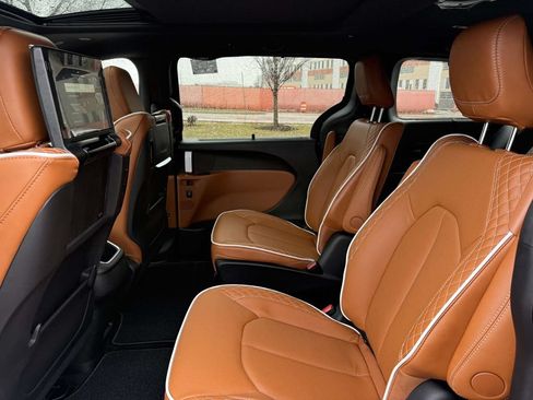 New 2026 Chrysler Pacifica Pinnacle AWD/4WD image 18