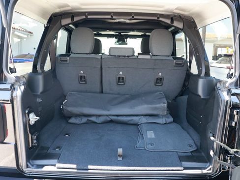 Used 2025 Jeep Wrangler Unlimited Sahara AWD/4WD image 38
