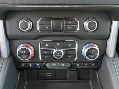 Used 2023 GMC Yukon SLT w/ SLT Premium Package AWD/4WD image 22