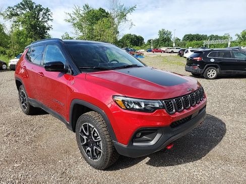Used 2025 Jeep Compass Trailhawk AWD/4WD image 1
