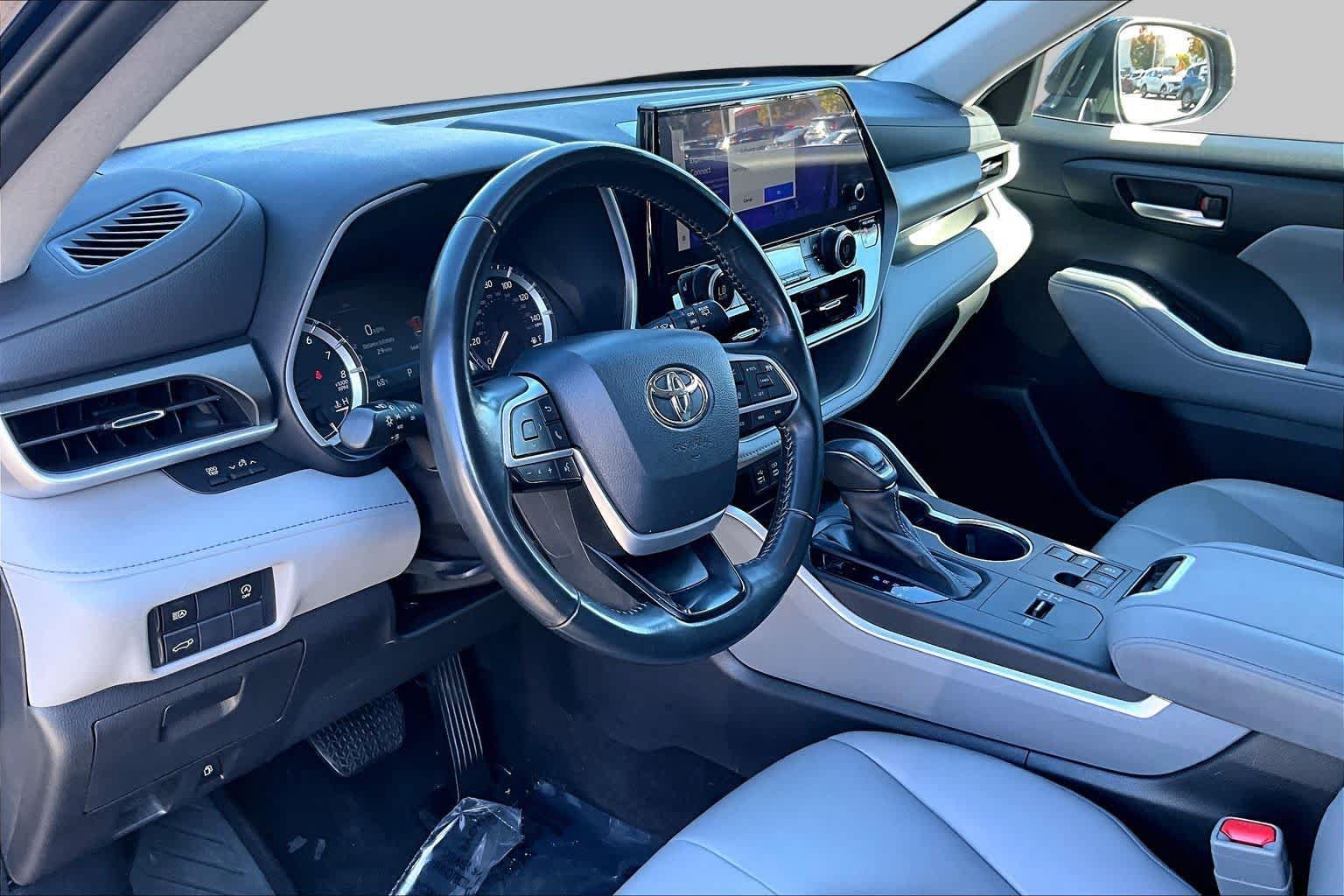 Used 2023 Toyota Highlander XLE FWD image 17