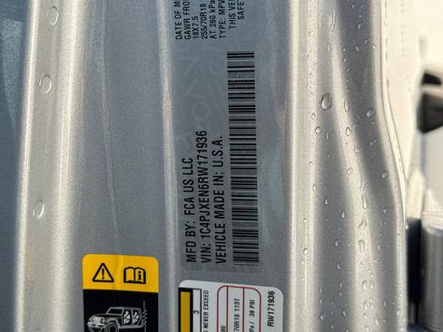 Used 2024 Jeep Wrangler Unlimited Sahara image 32