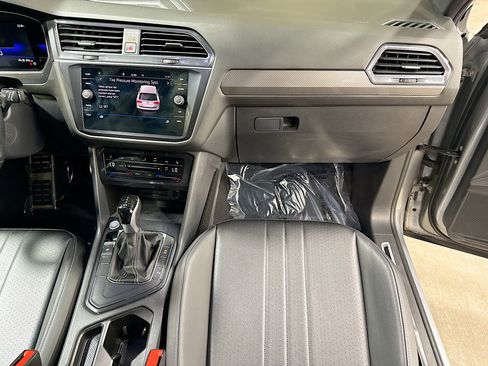 Used 2022 Volkswagen Tiguan SE R-Line image 18