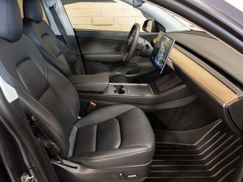 Used 2022 Tesla Model Y Long Range image 11