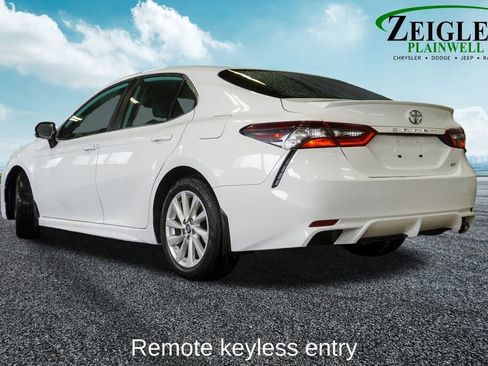 Used 2023 Toyota Camry SE image 2