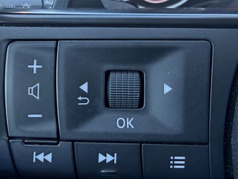 Used 2024 Nissan Rogue S FWD image 33
