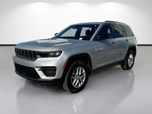 Used 2025 Jeep Grand Cherokee Laredo X RWD image 7