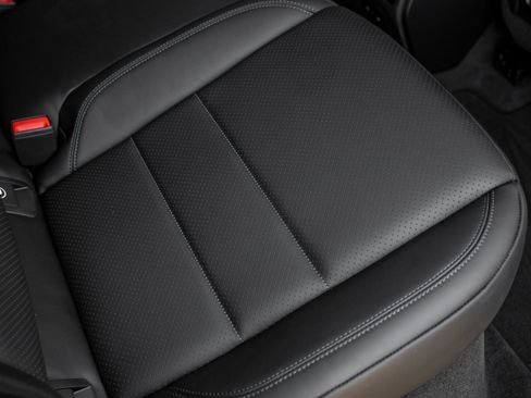 Certified 2025 Porsche Macan Electric RWD image 39
