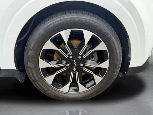 Used 2023 Kia Carnival EX FWD image 40