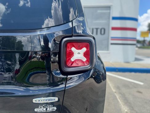 Used 2017 Jeep Renegade Latitude FWD image 36