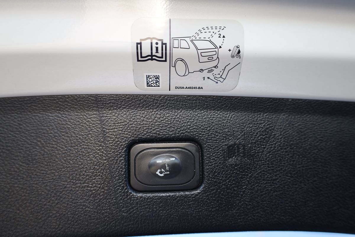 Used 2020 Ford Edge SEL w/ Convenience Package FWD image 13