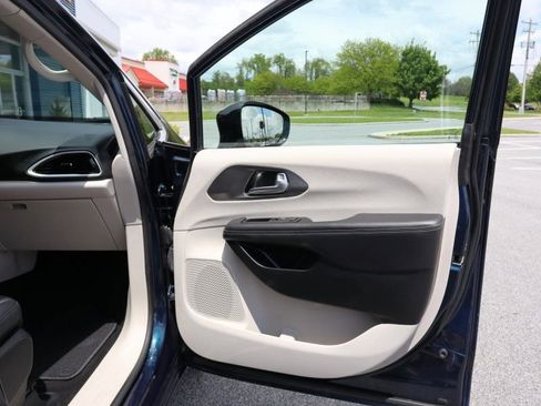 Used 2024 Chrysler Pacifica Touring-L FWD image 21