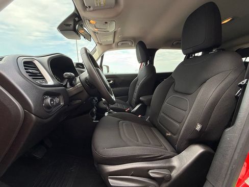 Used 2021 Jeep Renegade Latitude FWD image 21