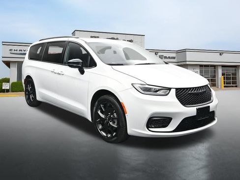 Used 2024 Chrysler Pacifica Limited w/ Uconnect Theater Family Group AWD/4WD image 7