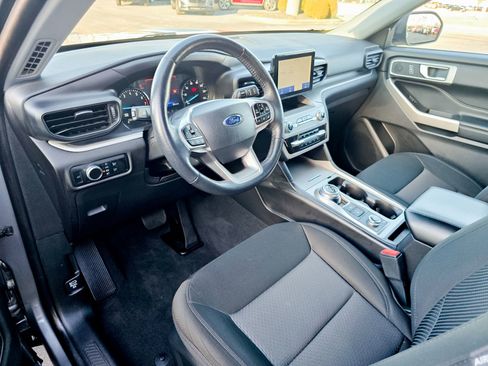 Used 2023 Ford Explorer XLT image 4
