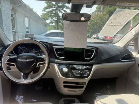 Used 2020 Chrysler Pacifica Limited FWD image 16